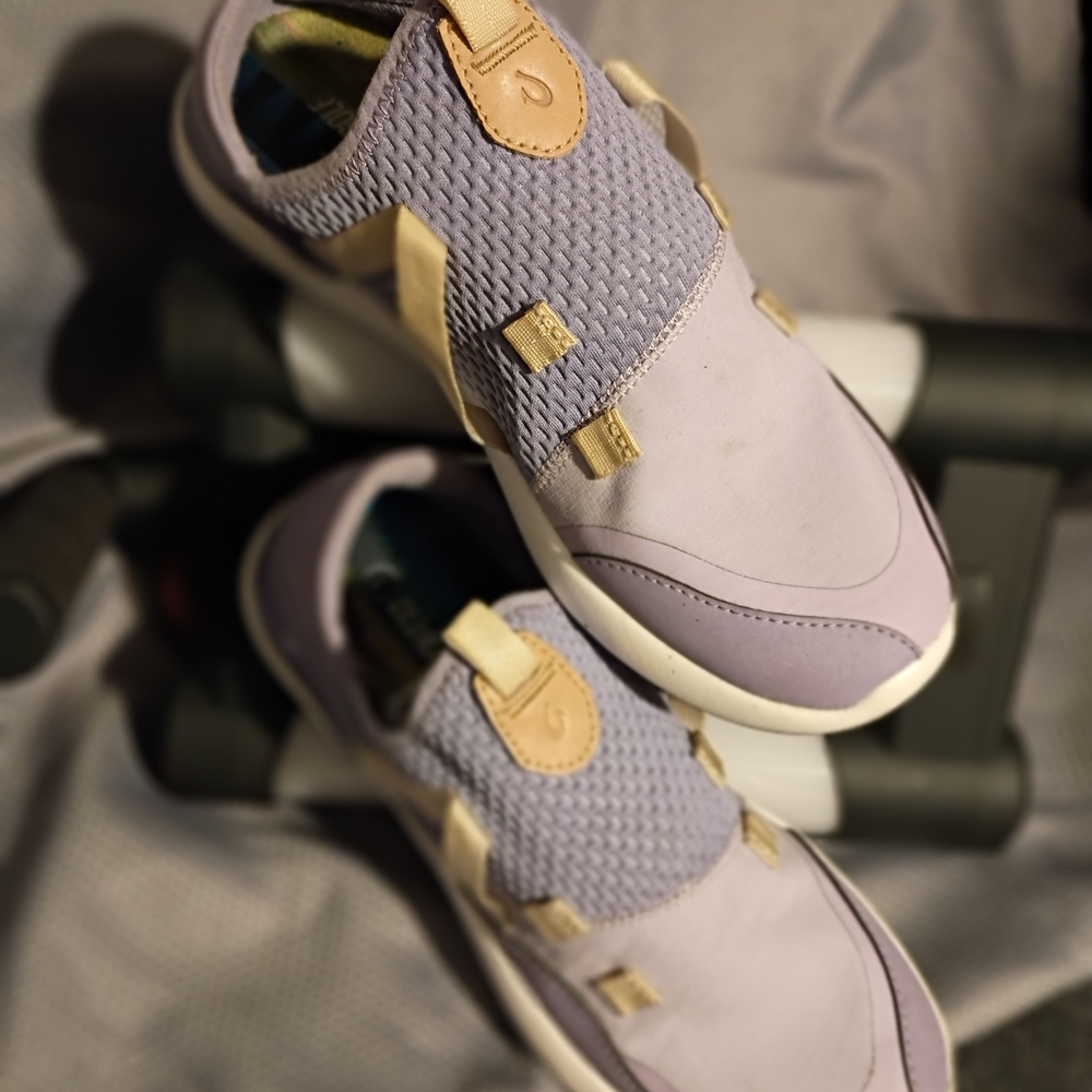 Stylish Women's Athletic Shoes in Lavender and Cream